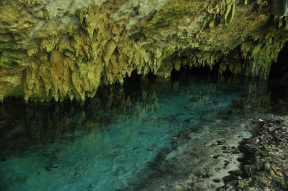 O magnífico cenote Pet Cementery, cheio de formações,  em Tulum, na costa caribenha do Yucatán, no México
